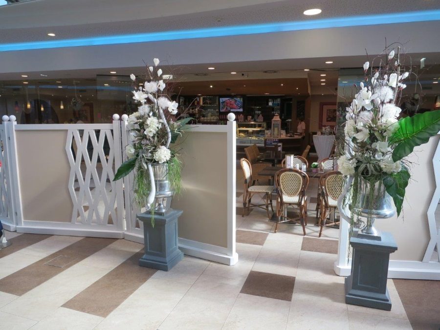 Eingang mit Blumenschmuck