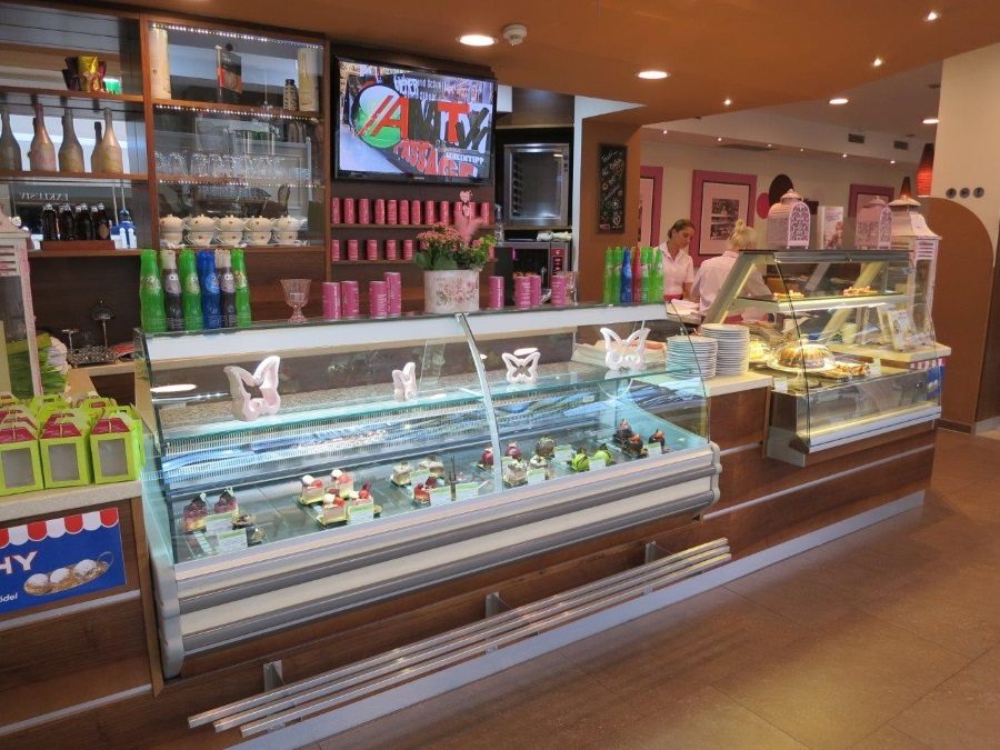 Kuchenvitrine und Theke im Café Schickh