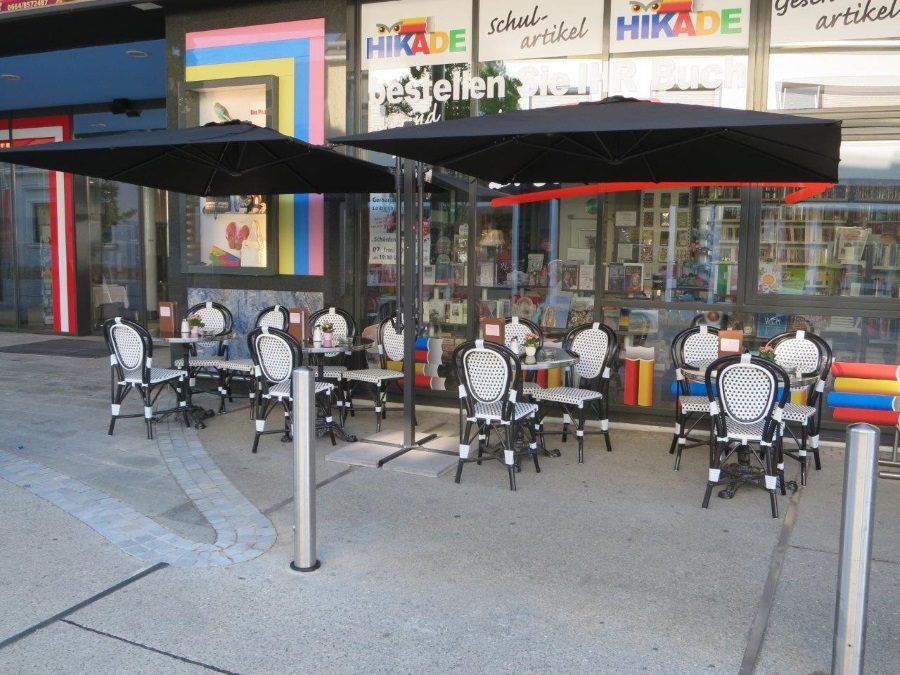 Sitzplätze vor dem Café in der Passage