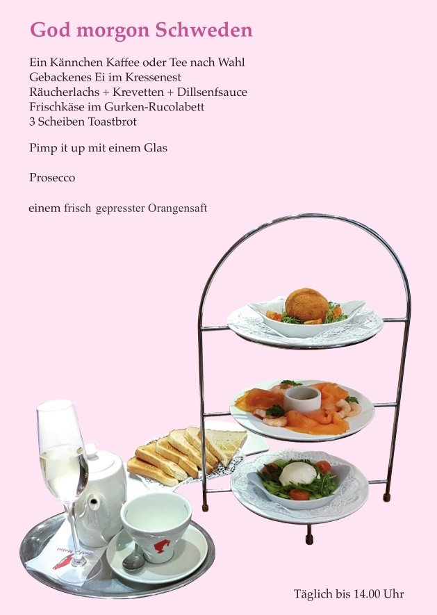 Frühstück „God morgon Schweden“ auf einer Etagere mit Ei im Kressenest, Räucherlachs, Krevetten, Frischkäse, Toast, Kaffee und Prosecco
