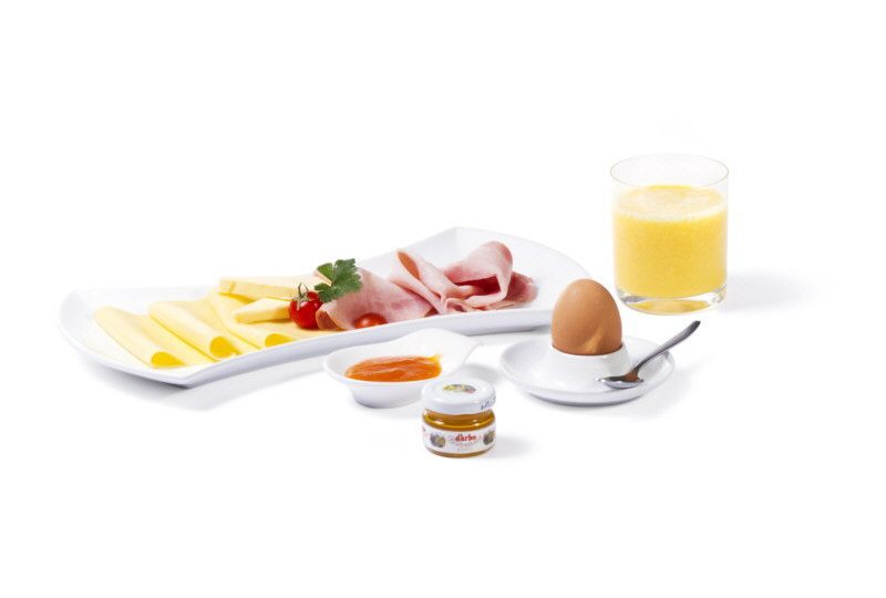 Frühstück „Aufwachen in Leobersdorf“: 1 Handsemmel, 1 Kornspitz, Butter, hausgemachte Marmelade, Honig, Beinschinken, Käse, weiches Ei, frisch gepresster Orangensaft