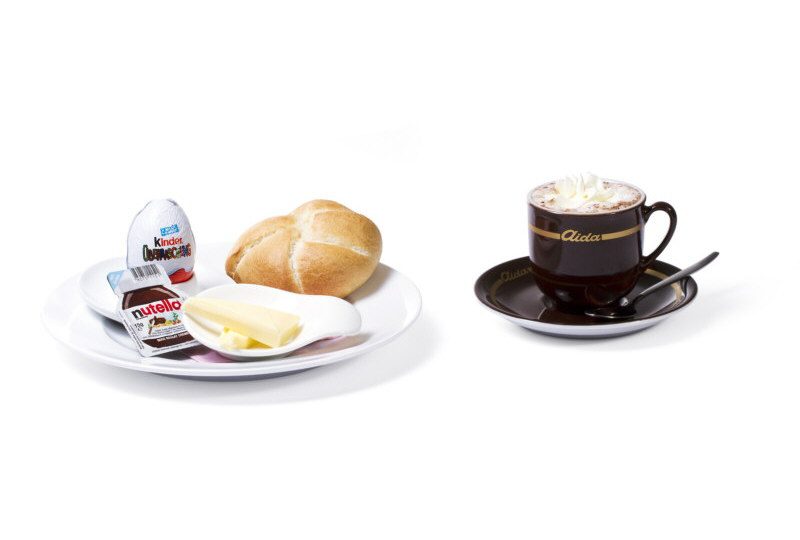 Frühstück „Unser Kinderfrühstück“: 1 Tasse Kakao mit Schlagobers, 1 Handsemmel mit Butter und Nutella, 1 Überraschungsei