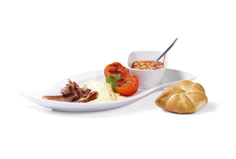 Frühstück „Ein Morgen in London“: 2 Würstchen, 2 Speckscheiben, 2 Spiegeleier mit Schmelzkäse, Baked Beans, 2 gegrillte Tomatenhälften, 2 Toasts, Butter, Orangenmarmelade