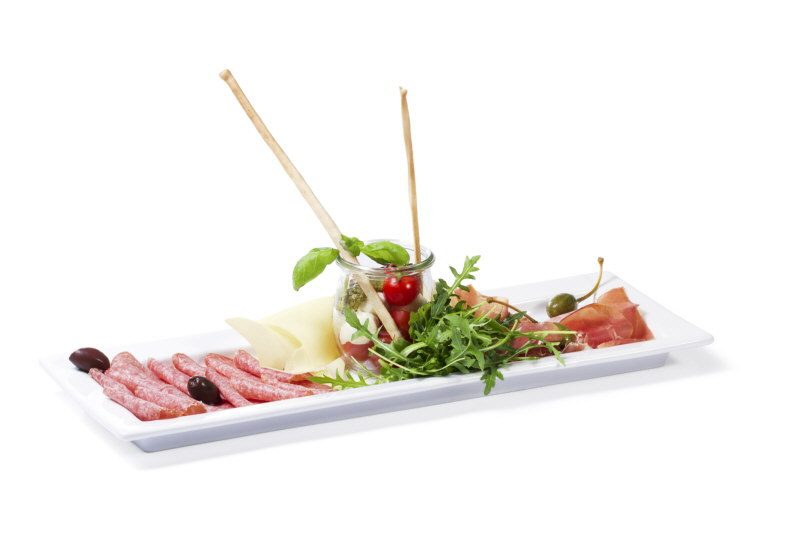Frühstück „Eine Reise nach Florenz“: 2 Ciabatta, Mailänder Salami, Parmaschinken, Mozzarella-Caprese-Gläschen mit Pesto, Oliven, Kapern, Parmesan, hausgemachte Marillenmarmelade, Butter