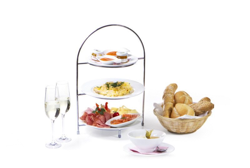 Frühstück „Die traute Zweisamkeit“ auf einer Etagere mit Rührei, Lachs, Schinken, Brotkorb und zwei Gläsern Prosecco
